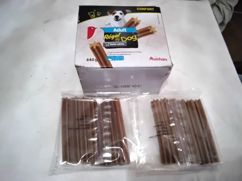 LIMPIA DIENTES PARA PERROS DOY DOS PAQUETES DE LOS PEQUEÑOS DE LA FOTO  