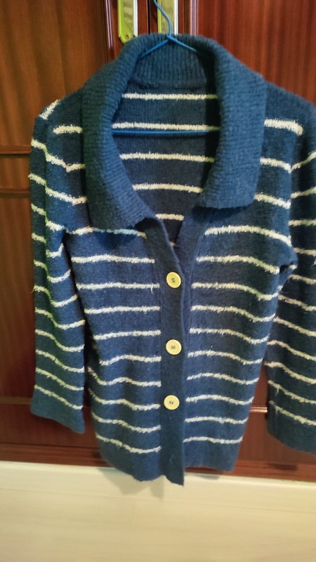 Chaqueta de punto azul con rayas blancas. Talla M(eva.roz)