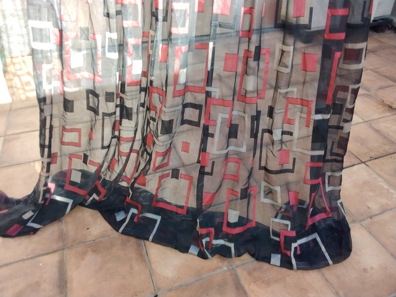 DOS CORTINAS DE 2.50 CM X 1.05CM CADA UNA 