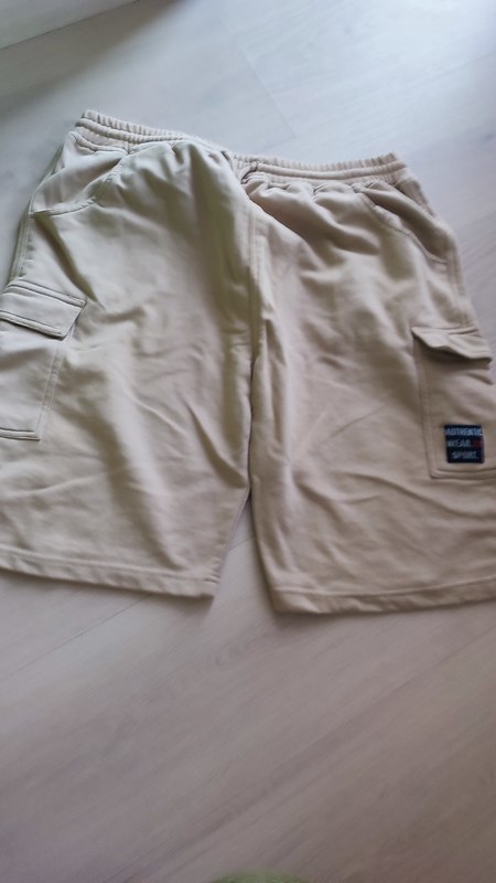 Bermudas color beis. Talla 16