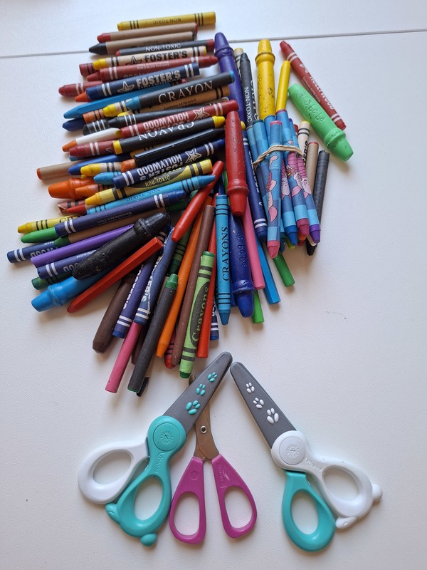 Pinturas plastidecor varias y tijeras