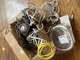 Cables, mini altavoz, auriculares, etc.