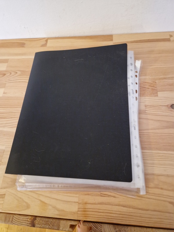 Carpeta negra con folios 