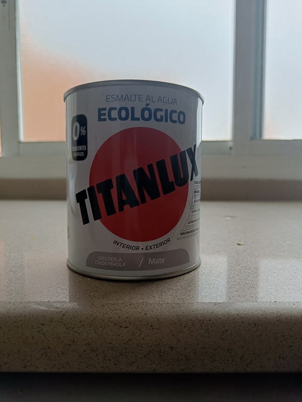 Bote de pintura gris perla