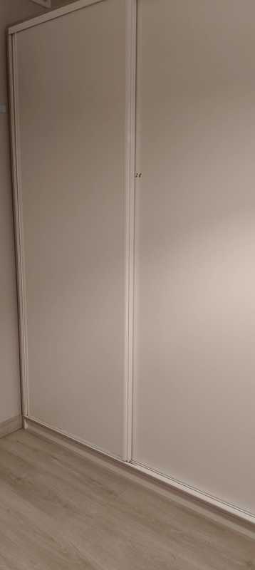 Armario con puertas correderas en buen estado