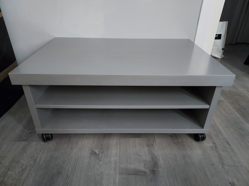 Mesa TV con ruedas