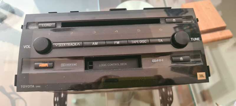 Radiocassette JBL procedente de un Toyota Prius año 2004