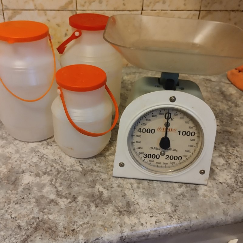 Báscula y chocolateras