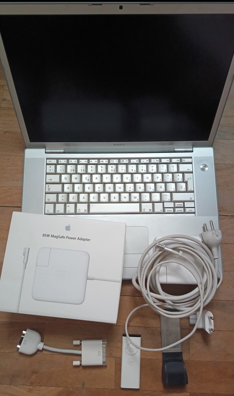 macbook pro para piezas y creo que un cargador sí que funciona