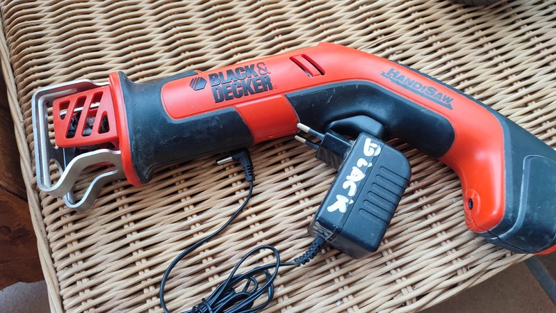 Sierra de mano inalámbrica black&decker (djblademix)