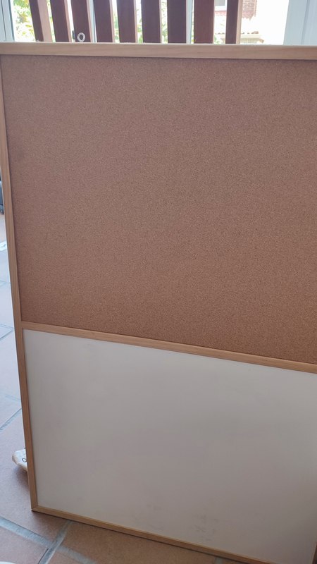 Tablero combinado de pizarra blanca y corcho. (djblademix)