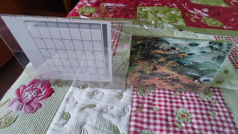 Dos marcos de metacrilato 