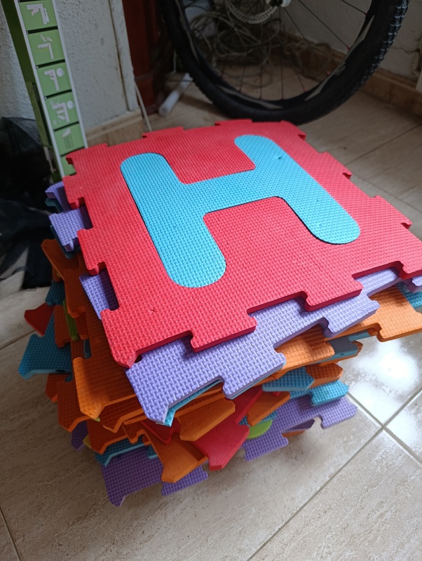 Suelo de goma con números y letras