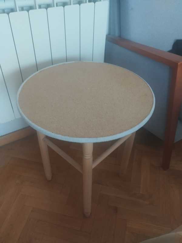 Mesa pequeña de madera