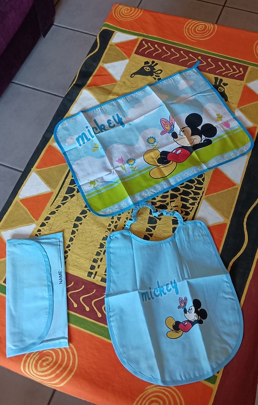 Regalo servilleta y babero bébe  a estrenar