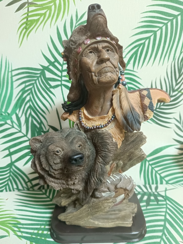 Figura indio y oso