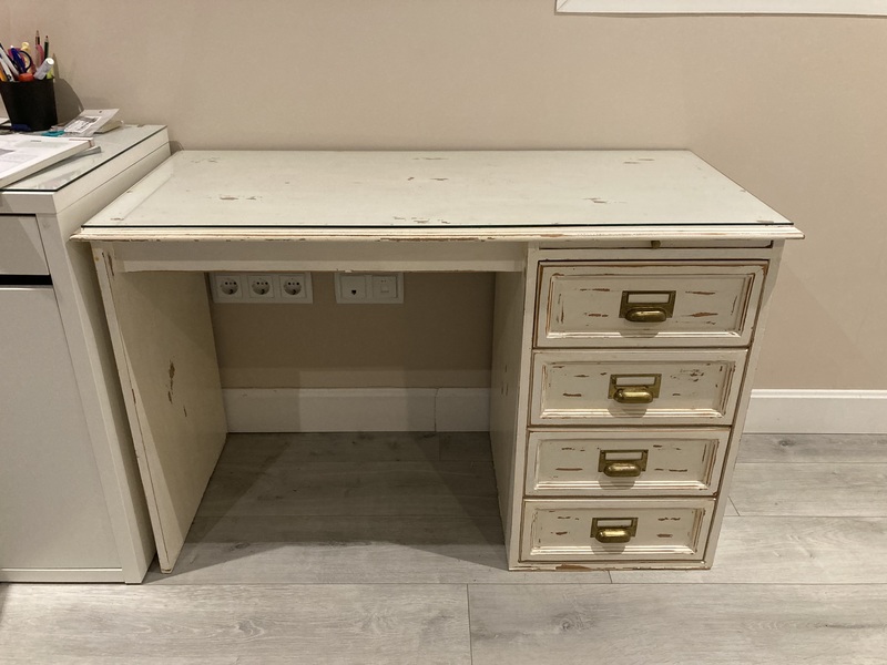 Mesa de escritorio con cajones y cristal