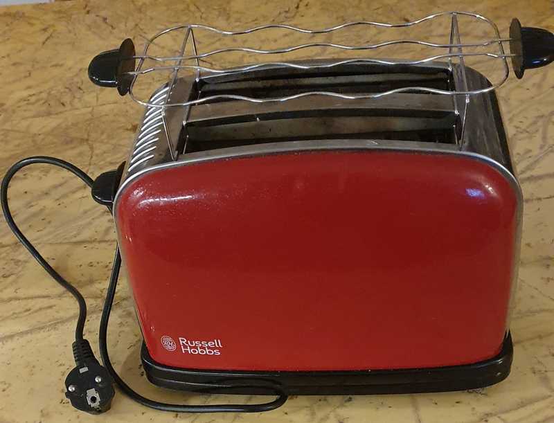 TOSTADORA. Funciona a medias. Tuesta pero no se sujeta la palanca.