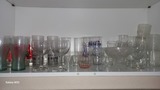 Muchos vasos de diferentes tipos y tamaños
