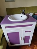 Regalo mueble de baño lila con grifo y lavabo
