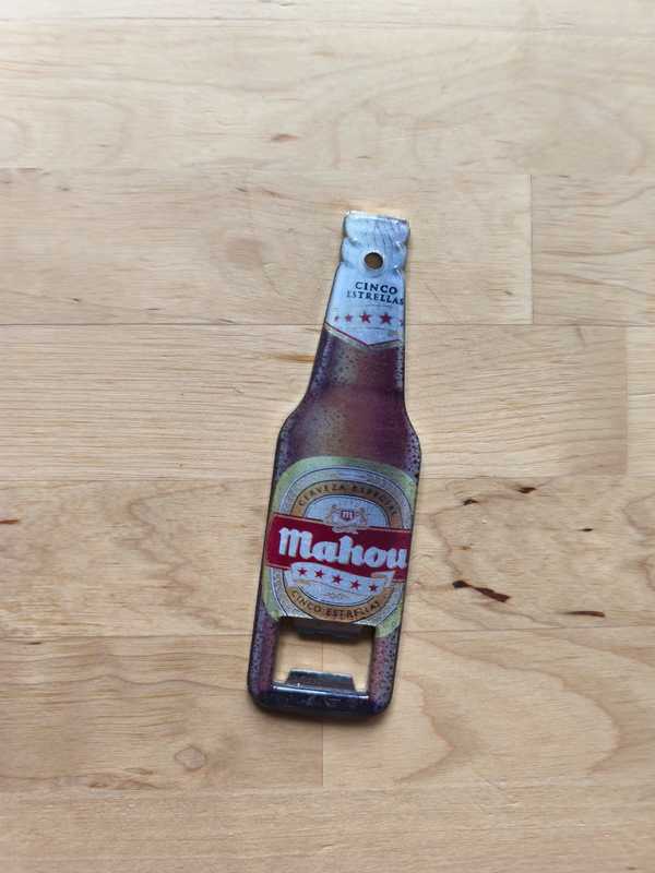 abridor de Mahou, la cerveza de los madrileños