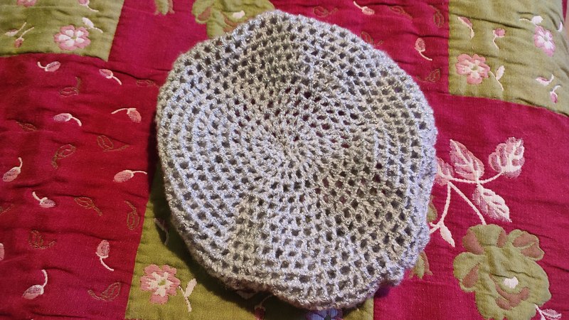 Boina de punto /ganchillo color gris claro 