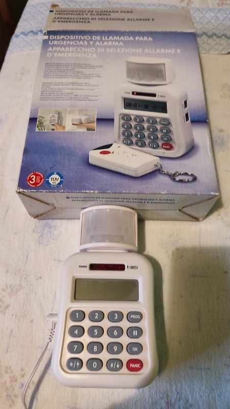 Dispositivo de llamada para urgencias y alarma 