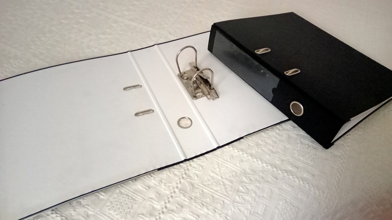 Dos archivadores negros.