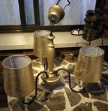 Regalo dos lámparas contemporáneas de tres brazos. 