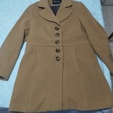 Abrigo y chaqueta de paño de lana beige.