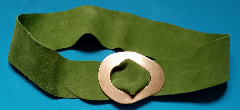 Cinturón de hebilla dorada