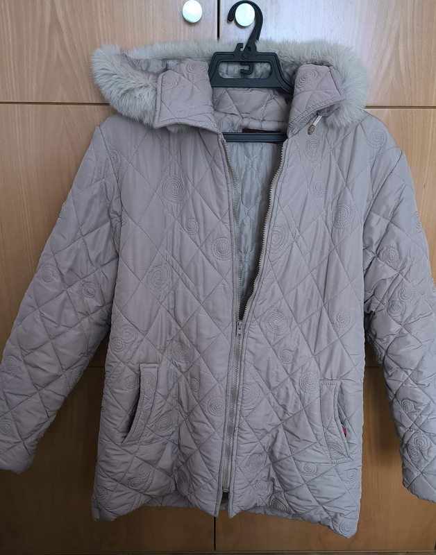 Parka acolchada con capucha 