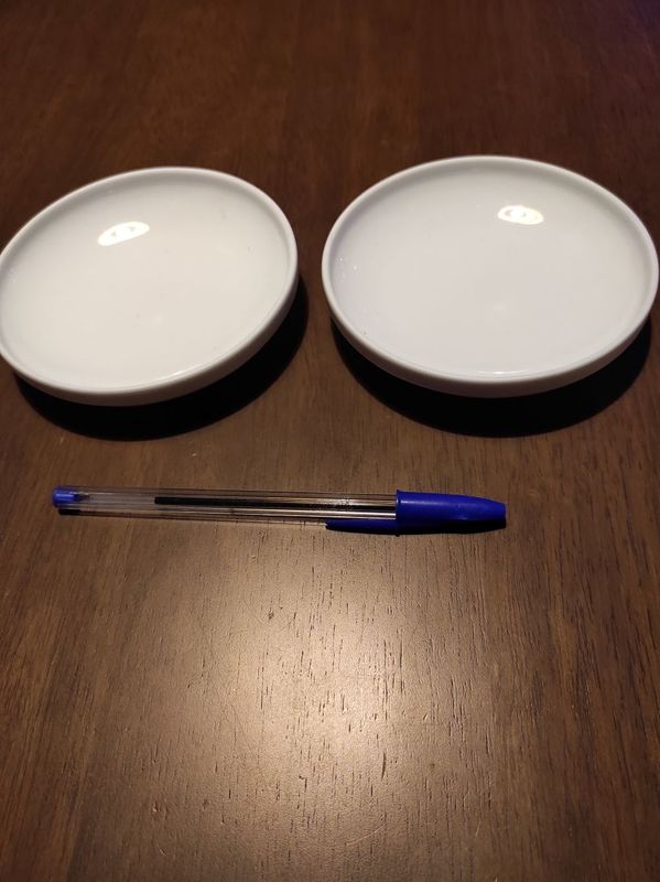 Dos platillos de loza blanca