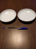 Dos platillos de loza blanca