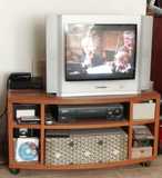 televisor antiguo, con mueble y sintonizador de TDT