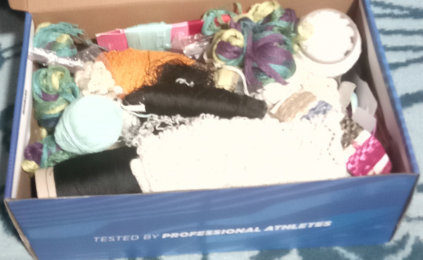 Caja con lanas, hilos y botones