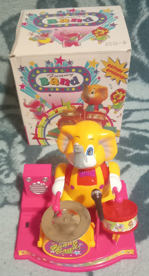 Elefante baterista: Hay que poner pilas.