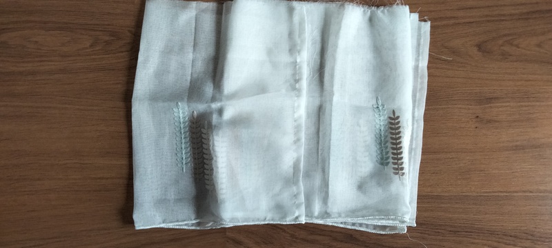 Retazo de cortina blanco con bordados marrón claro y celeste