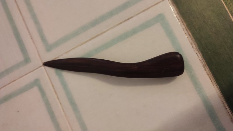 Abridor de cartas de madera