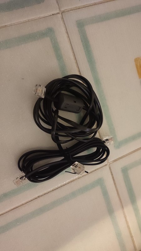 Dos cables de teléfono 