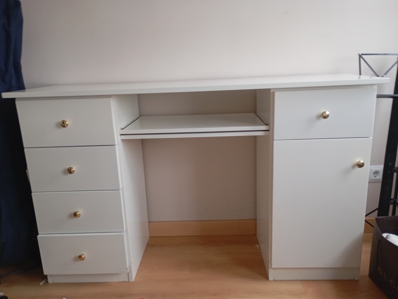 2 escritorios, 1 silla oficina, 1 maletin, 1 aspiradora