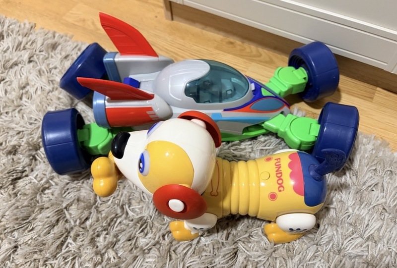 Dos juguetes con luz y sonido