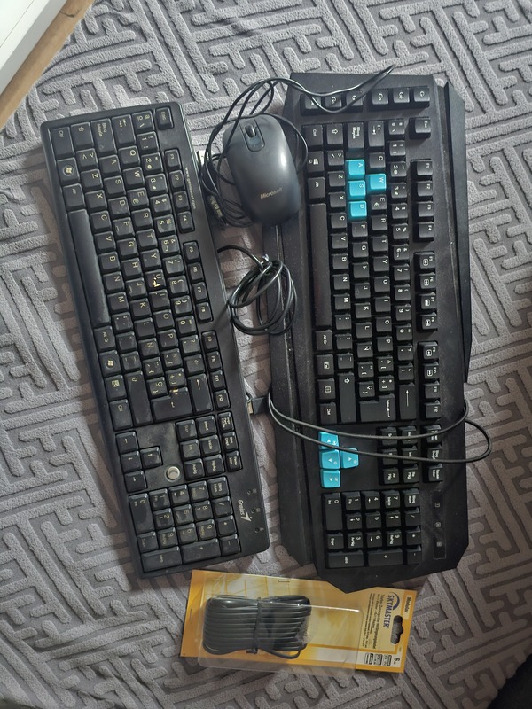 Regalo dos teclados, un mouse y un cable de internet