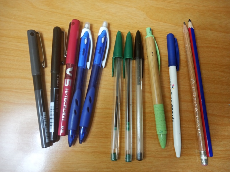 Bolígrafos, portaminas y lápices.