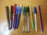 Bolígrafos, portaminas y lápices.