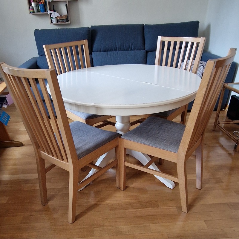 Mesa redonda extensible y 4 sillas