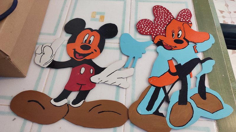 Figuras decorativas artesanales en madera de Mickey y Minnie 