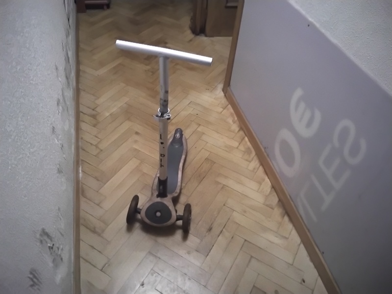 PATINETE CUANDO RUEDA SE ENCIENDEN LAS RUEDAS 