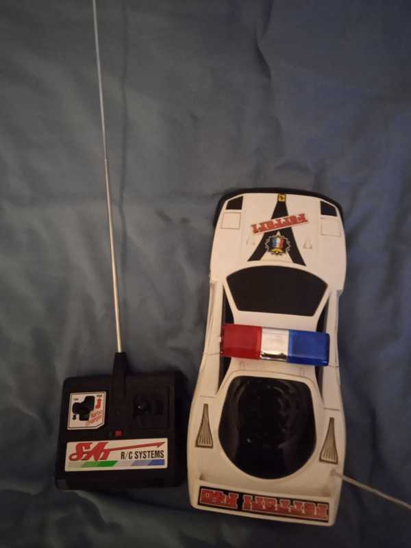 Coche de juguete con radio control, no funciona bien aunque algo hace