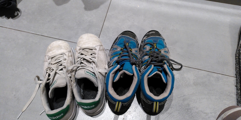 Deportivas blancas y botas quechua con uso